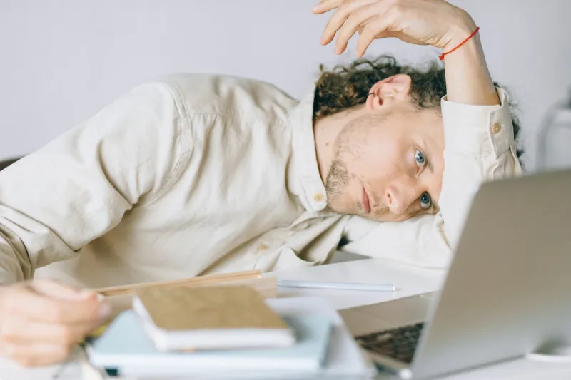 Quando o Trabalho Consome Tudo: Como Identificar e Sair do Burnout Antes que Seu Corpo Dê o Sinal de Parada