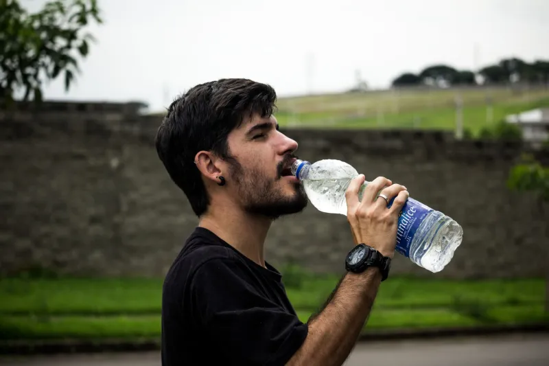 Beber Água do Jeito Errado Pode Estar Prejudicando Sua Saúde: O Guia da Hidratação Inteligente