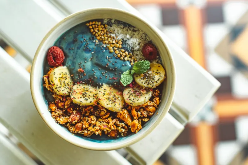Spirulina Orgânica em Pó: O Que Esse Alimento Verde-Escuro Faz (e Não Faz) pelo Seu Corpo